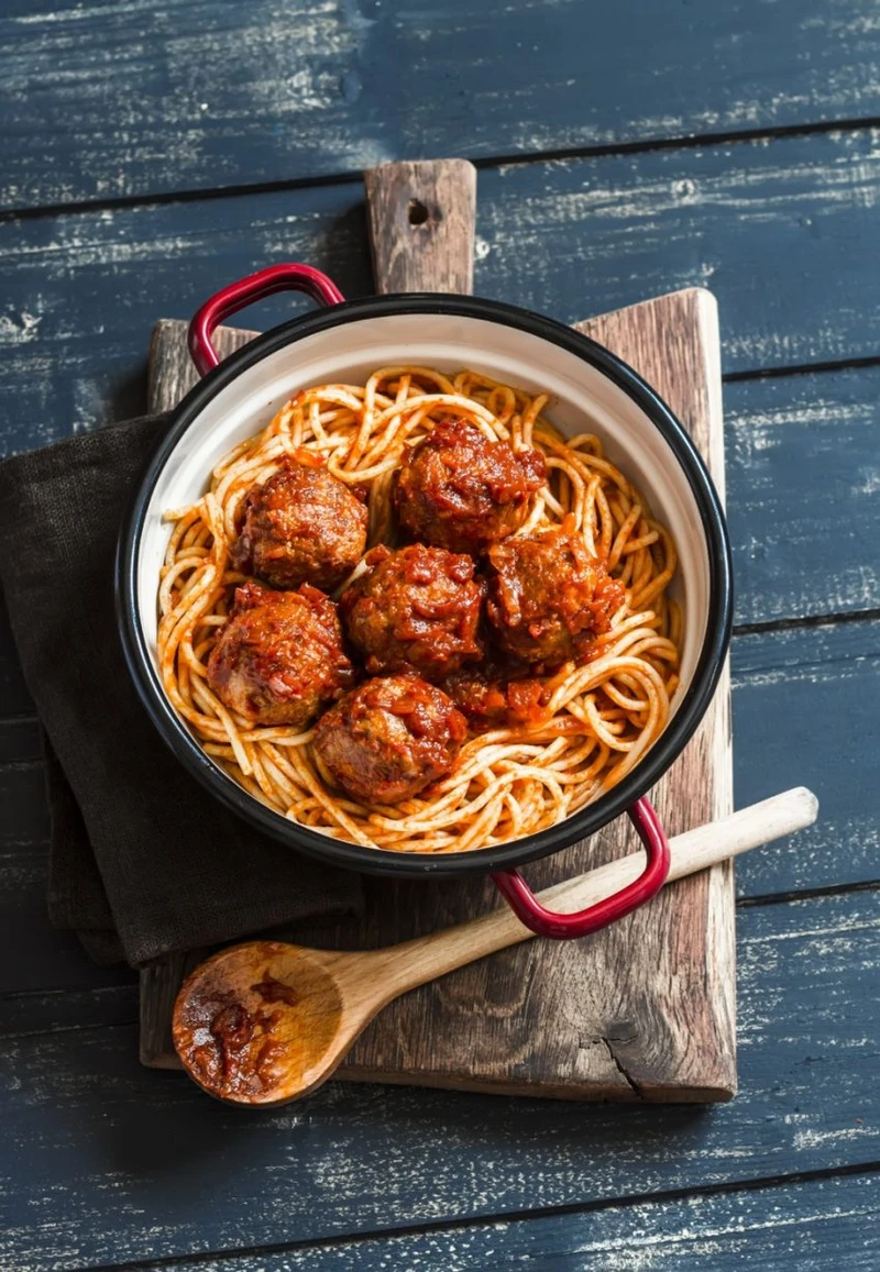 SPAGHETTI Z KLOPSIKAMI I SOSEM POMIDOROWYM