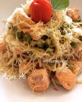 Makaron z łososiem i groszkiem w sosie śmietanowo -limonkowym
