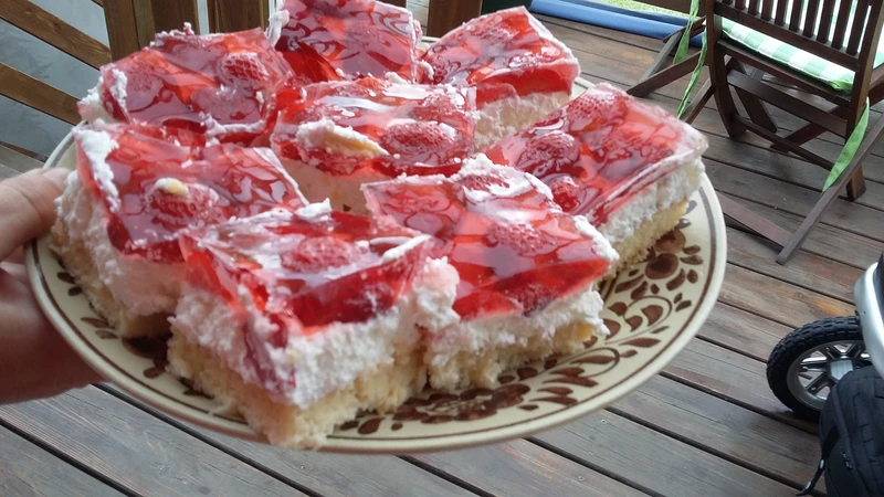 truskawkowe ciasto z bitą śmietaną i galaretką-pychotka!!!