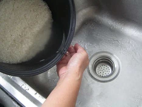 Nie wylewaj wody po ugotowanym ryżu! Sprawdź do czego się przyda!