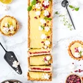 Mazurek z lemon curdem i musem malinowym z bezami