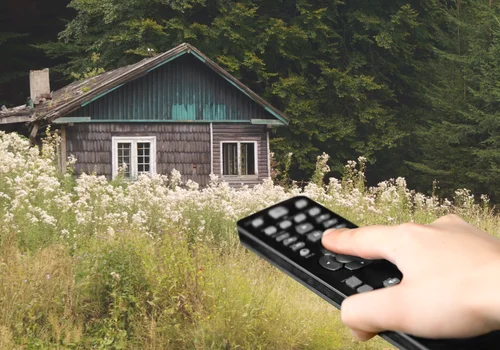 W swoim domu nie ma nawet prądu, a ma zapłacić abonament RTV! Absurd Poczty Polskiej!