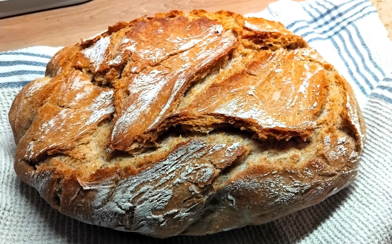 Wspaniały najłatwiejszy domowy chleb pszenno-razowy z chrupiąca skórką+FILM