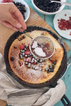 BEZLAKTOZOWY DUTCH BABY Z MALINAMI, PORZECZKĄ I JAGODAMI!