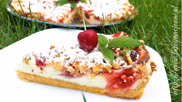 Tarta z truskawkami i waniliową pianką