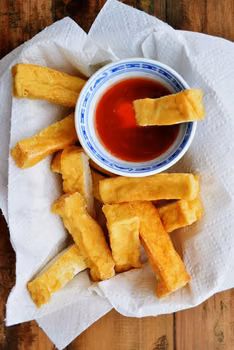 SPRĘŻYSTE TOFU FRYTKI ZE SŁODKIM SOSEM CHILI