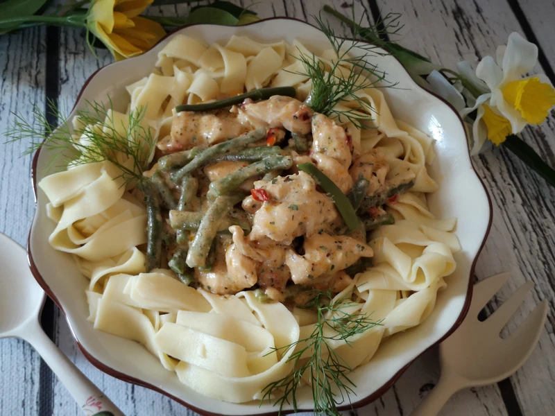 Tagliatelle z fasolką i kurczakiem