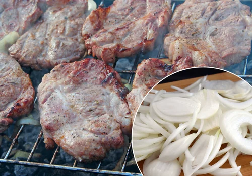 Nie kładź mięsa prosto na ruszt! Ten trik z cebulą zmienia wszystko