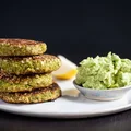 Kotlety z brokuła i ciecierzycy z guacamole