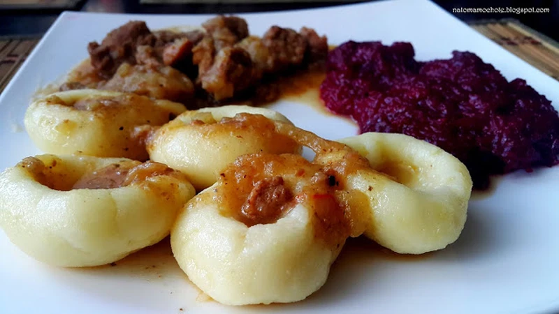 Kluski Śląskie z Mięsnym Gulaszem