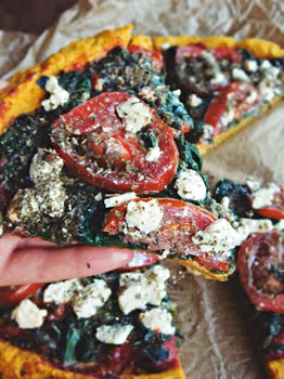 Pizza na marchewkowym spodzie (bez drożdży, bez glutenu)