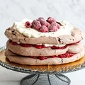 Czekoladowy tort bezowy z malinami