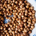 Pieczone chrupki z ciecierzycy z zatarem