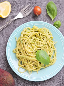 Makaron z sosem guacamole