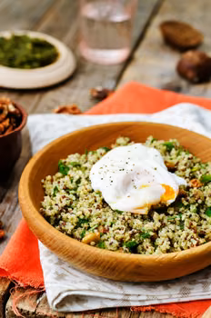 QUINOA Z PIETRUSZKOWYM PESTO I JAJKIEM W KOSZULCE