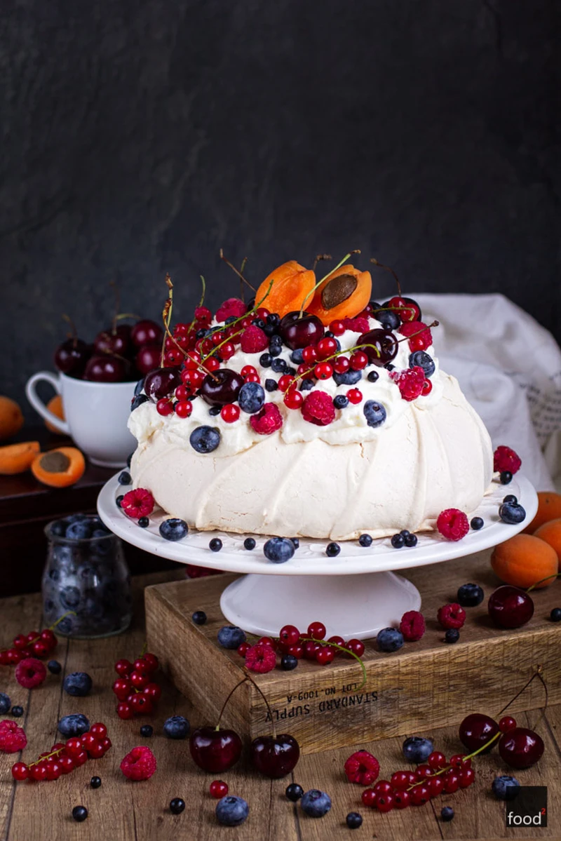 Pavlova z owocami lata