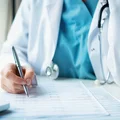 Pełne wynagrodzenie na L4? Plusy i minusy projektu.