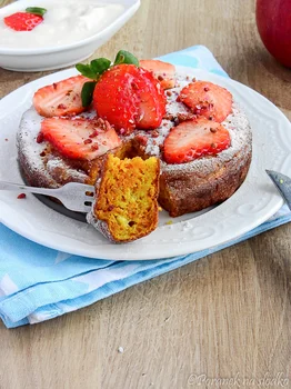 OMLET Z SERKIEM WIEJSKIM, QUINOĄ I KURKUMĄ