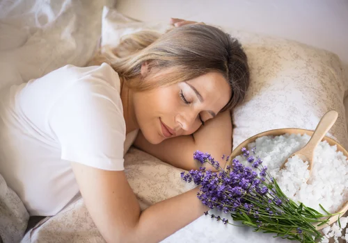 Postaw miseczkę z solą i lawendą przy łóżku – sen stanie się spokojniejszy!