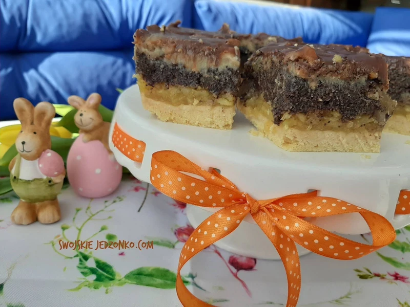 Mazurek królewski z makiem ,jabłkami i orzechami
