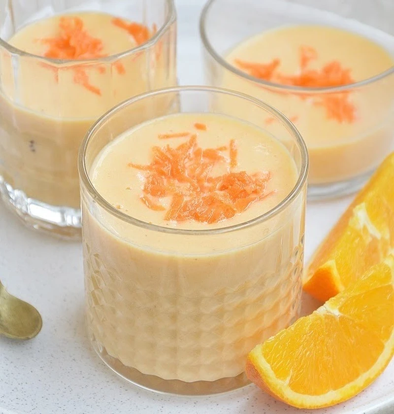 Koktajl bananowy z marchewką i owocami egzotycznymi