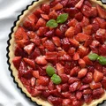 Tarta z kremem waniliowym i truskawkami