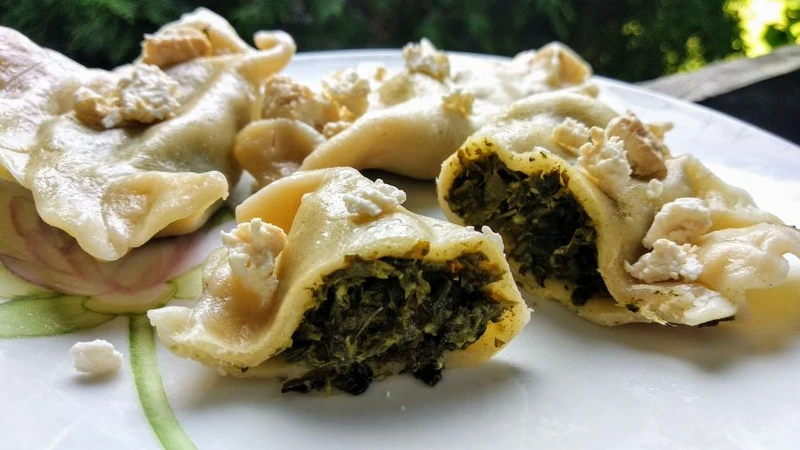Pierogi ze świeżym szpinakiem i serem feta
