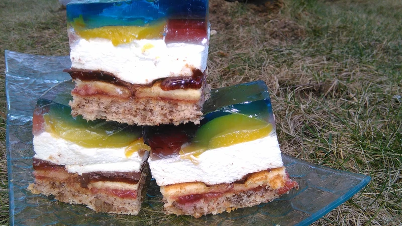 Ciasto z delicjami i kolorowymi galaretkami