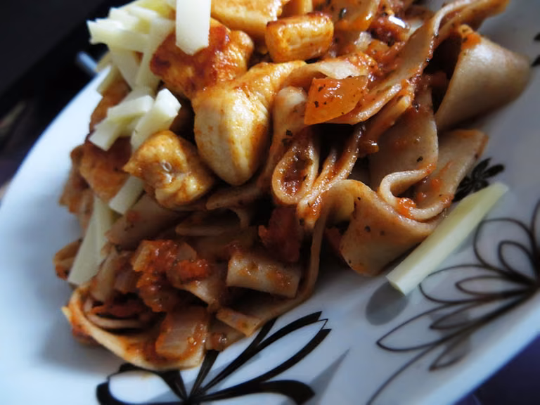 Tagliatelle w sosie bolońskim z kurczakiem