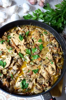 Soczysty kurczak w lekkim sosie grzybowym!