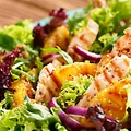 Sałata z grillowanym ananasem i kurczakiem