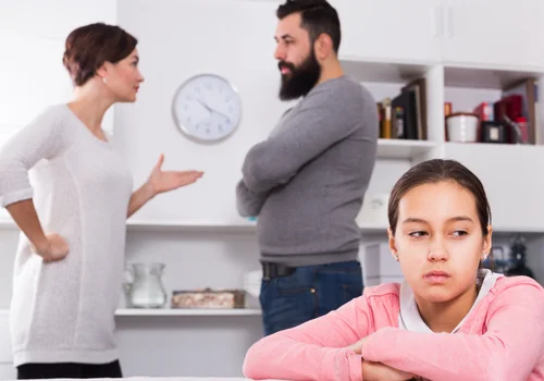 Czy dziecko powinno wiedzieć o zdradzie jednego z rodziców? Mówić czy milczeć