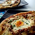 Ciasto francuskie zapiekane z jajem i bardzo aromatyczny farszem