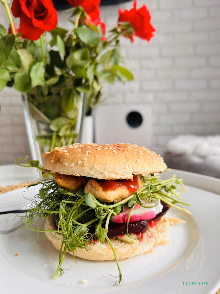 Burger z kurczakiem i pastą z bobu.
