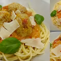 Spaghetti z soczystymi pulpecikami w sosie pomidorowym