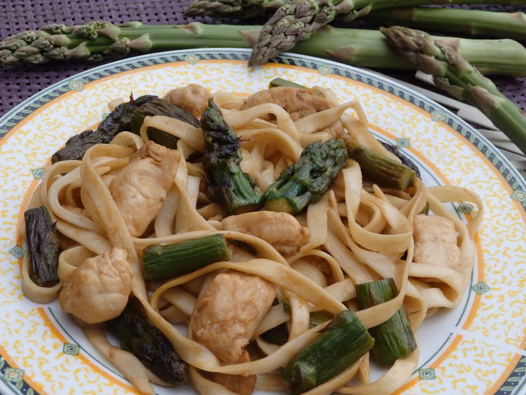 Makaron udon z kurczakiem i szparagami