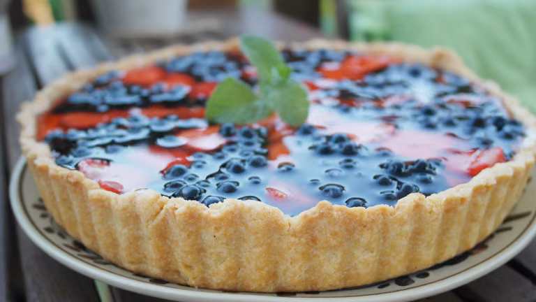Tarta z budyniowym kremem i owocami
