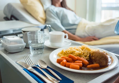 Szpitalne posiłki znów pod kreską! W 2026 roku mniej pieniędzy na jedzenie dla pacjentów