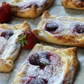 Ciastka francuskie z budyniem i truskawkami