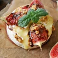 Zapiekany ser Camembert z figami, orzechami i miodem
