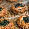 Gniazdka z mięsa mielonego ze szpinakiem i sosem pieczarkowym