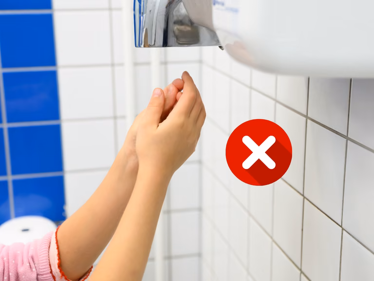Nie susz rąk w publicznej toalecie w ten sposób!