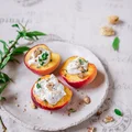 Pieczone brzoskwinie z kozim serkiem