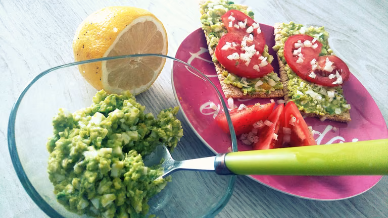 Fit śniadanie: pasta kanapkowa z jajek i awokado