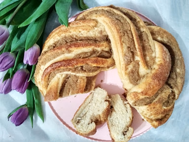 Zawijaniec drożdżowy z białym makiem