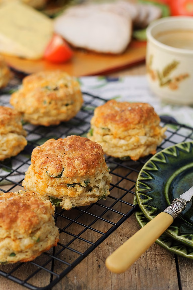 Wytrawne scones z cheddarem i szczypiorkiem