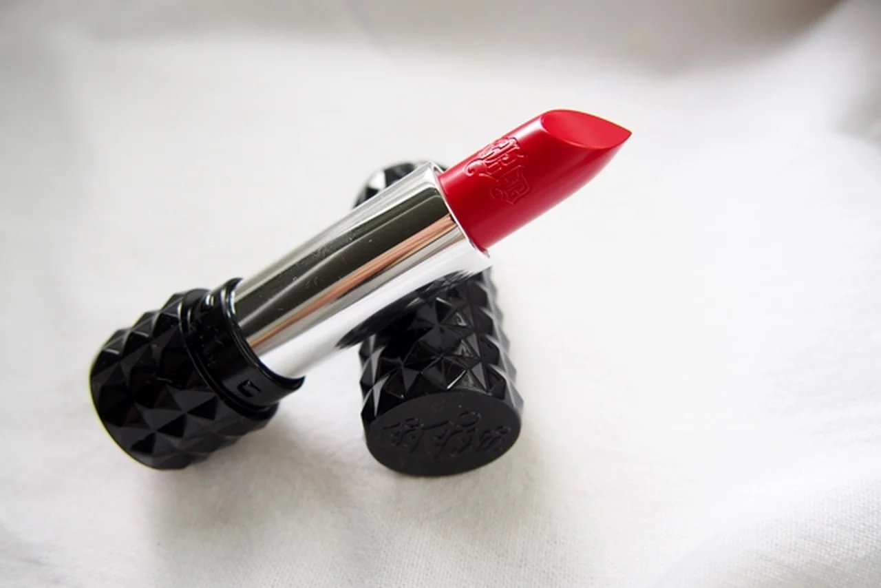 Studded Kiss Lipstick Underage Red Kat von D