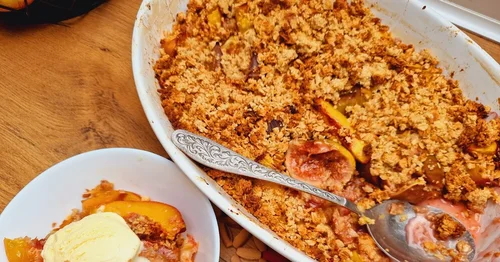 Owoce pieczone pod kruszonką owsianą z lodami
