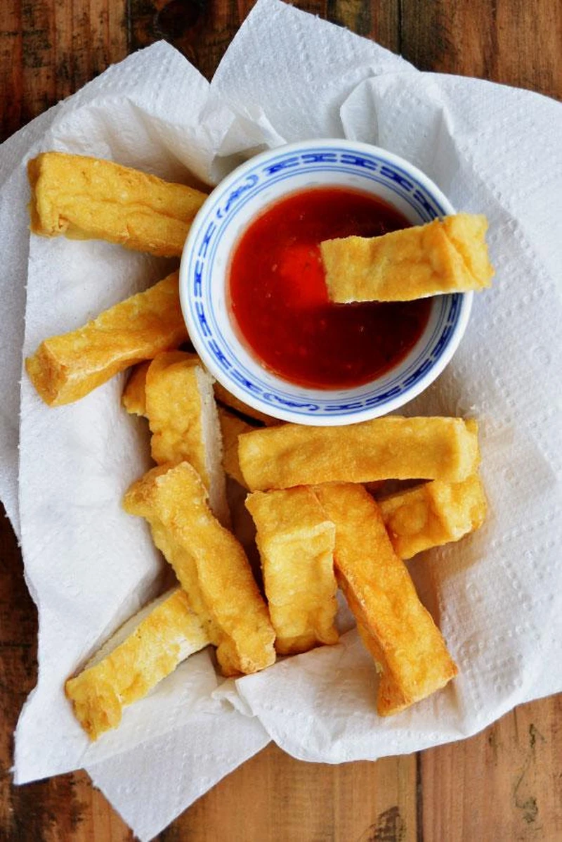 SPRĘŻYSTE TOFU FRYTKI ZE SŁODKIM SOSEM CHILI