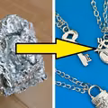 Wrzuć kulkę z folii aluminiowej do wrzątku! Najlepszy trik na czyszczenie sztućców i biżuterii